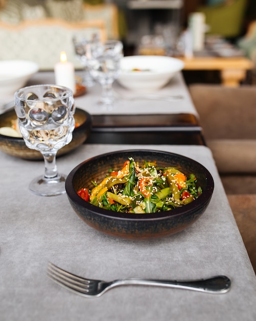 Bol de plat asiatique pan avec légumes