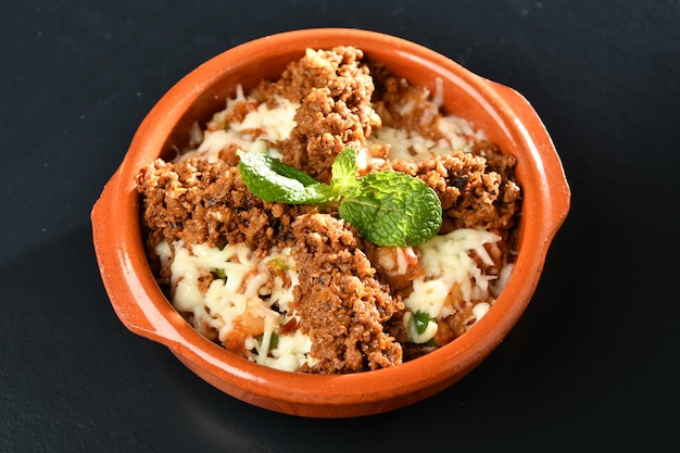 Un bol de plat mexicain avec une feuille verte sur le dessus