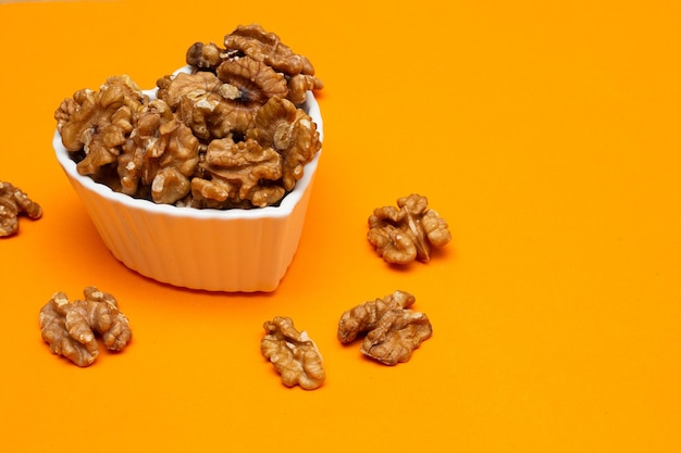 Bol plein d'amandes sur fond coloré