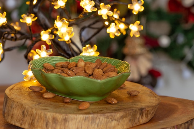 Bol plein d'amandes Noël