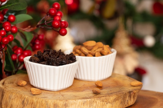 Bol plein d'amandes et de raisins secs Noël