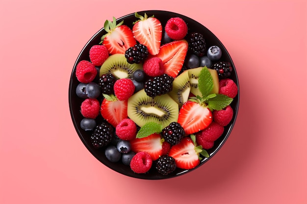 Un bol plein de délicieuse salade garnie de fraises