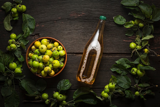 Bol de pommes et une bouteille de cidre.