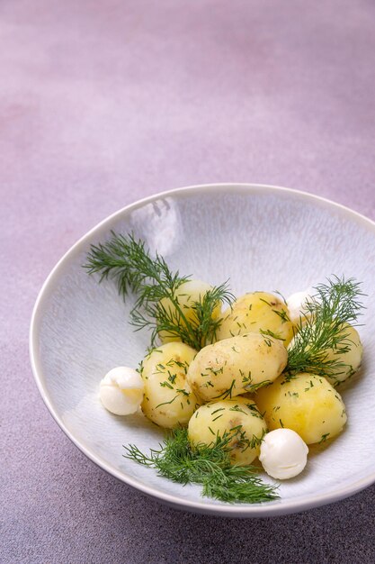 Un bol de pommes de terre avec de l'aneth sur le dessus