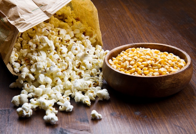 Un bol de pop-corn et kernelson une table en bois