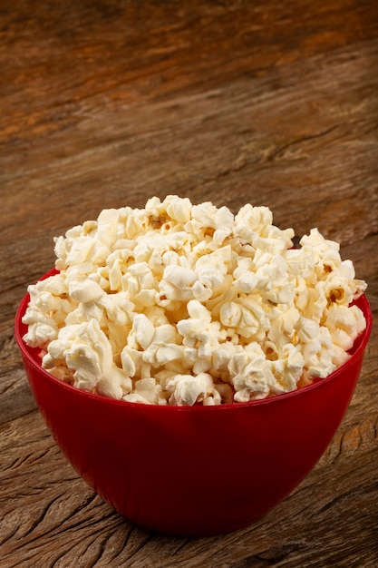 Bol avec pop-corn salé mal à la table