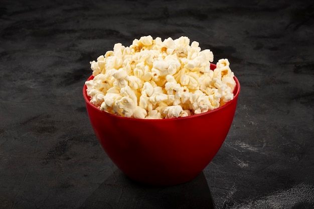 Bol avec pop-corn salé mal à la table