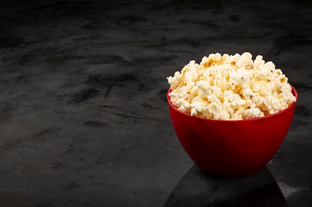 Bol avec pop-corn salé mal à la table