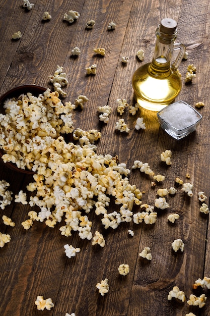 Un bol de pop-corn sur une table en bois