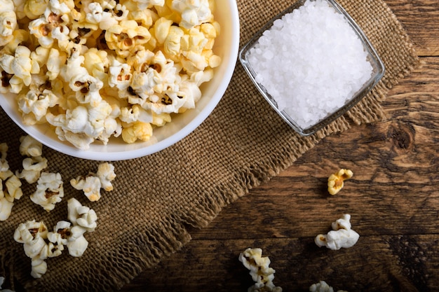 Un bol de pop-corn sur une table en bois