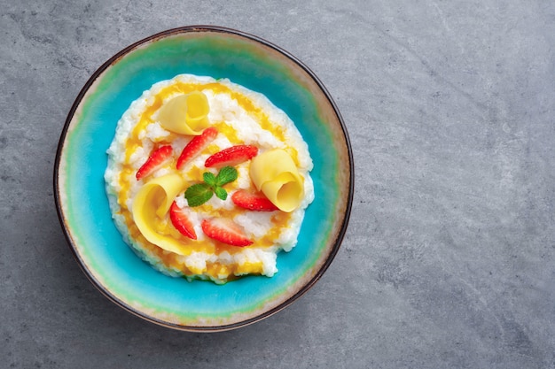 Bol de porridge aux fraises, mangue, miel et menthe