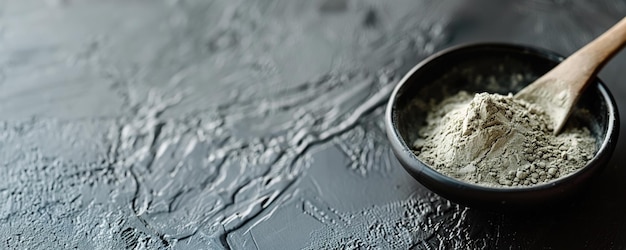 Un bol de poudre de magnésium avec une cuillère en bois sur une surface texturée