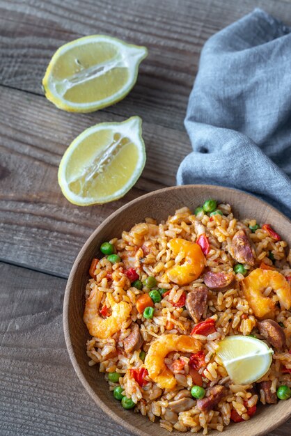 Bol de poulet et paella au chorizo