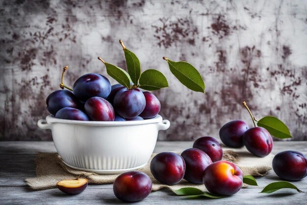 Photo un bol de prunes avec des feuilles sur une table