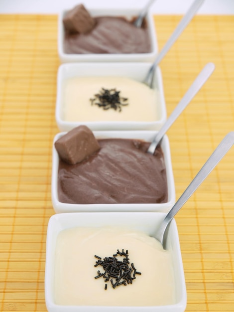 Photo un bol de pudding au chocolat avec une cuillère dedans