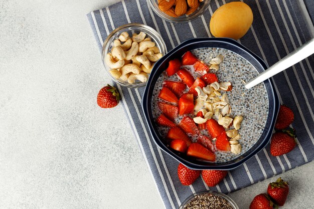 Bol de pudding de chia avec des fraises fraîches, vue du dessus