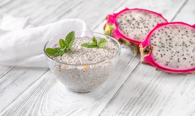 Bol de pudding de chia avec pitaya et lait de coco