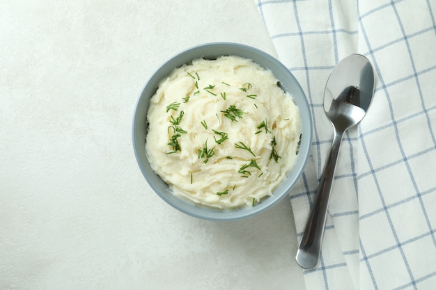 Bol de purée de pommes de terre sur blanc texturé