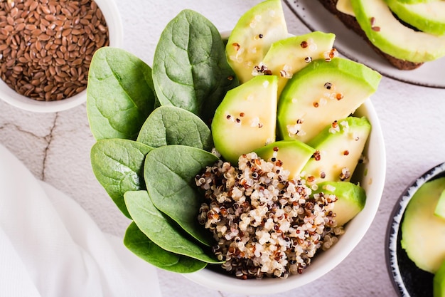 Un bol de quinoa avocat et épinards sur la table Alimentation biologique Vue de dessus Gros plan