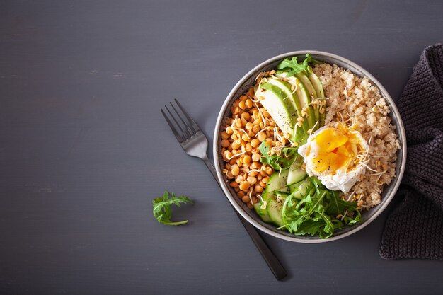 Bol de quinoa avec œuf, avocat, concombre, lentille. Déjeuner végétarien sain