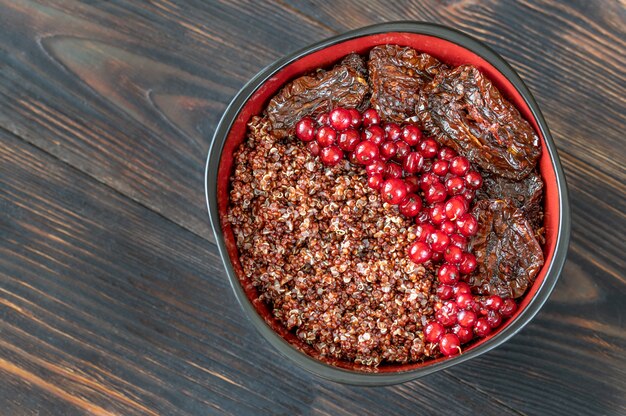 Bol de quinoa rouge aux noix et tomates séchées au soleil