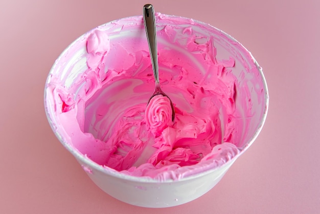 Bol avec raclage de crème fouettée rose