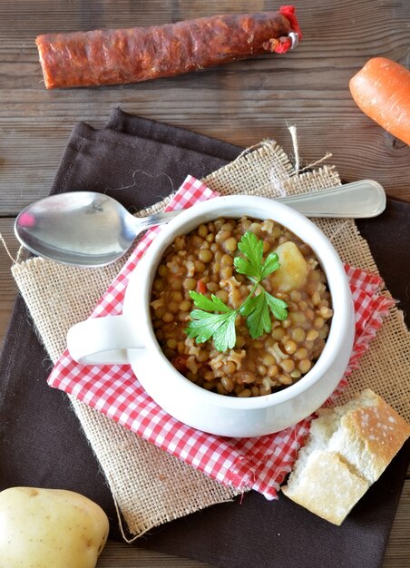 Bol de ragoût de lentilles aux pommes de terre et carottes