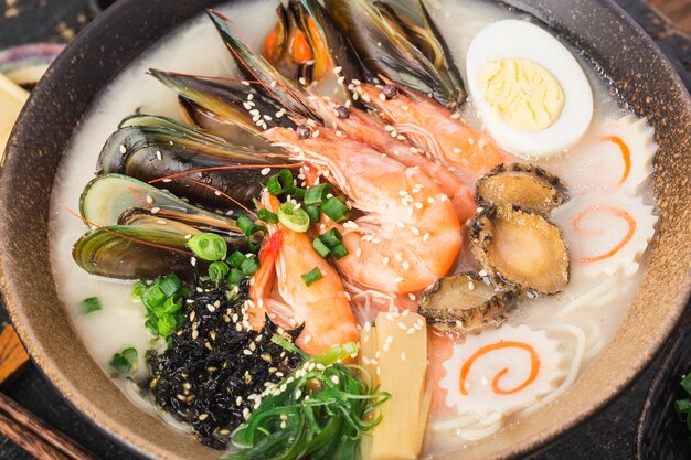 Un bol de ramen japonais aux fruits de mer