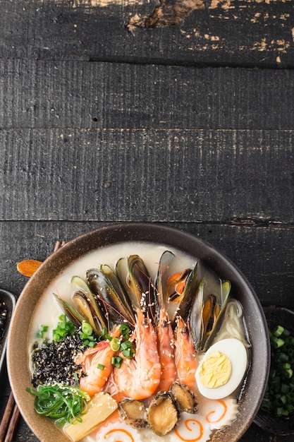 Un bol de ramen japonais aux fruits de mer