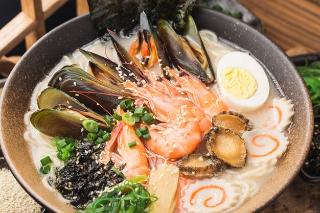 Un bol de ramen japonais aux fruits de mer