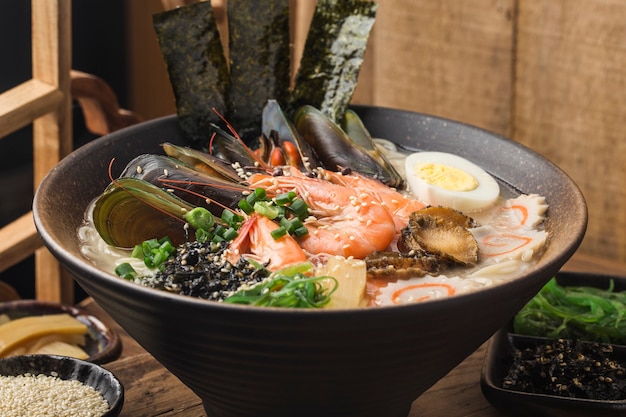 Un bol de ramen japonais aux fruits de mer