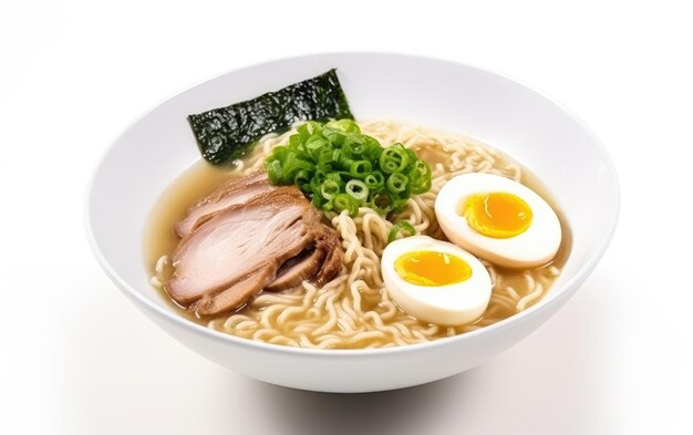 Un bol de ramen avec un œuf dur dessus.