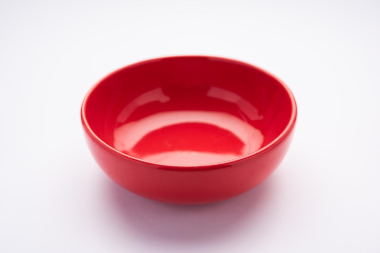 Photo bol ou récipient en céramique rouge vide
