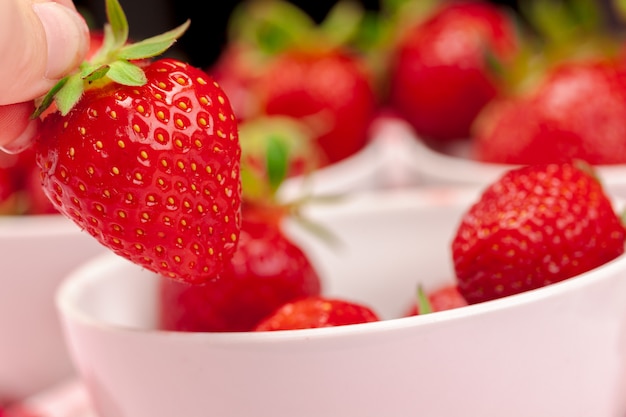 Bol de récolte de fraises sur table en bois