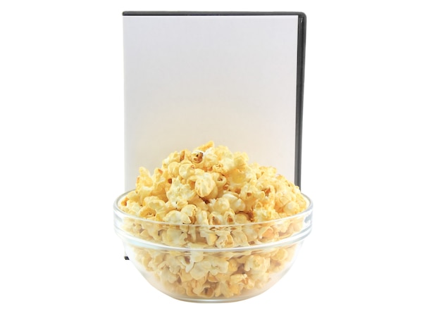 Bol rempli de pop-corn au caramel avec disque DVD. Isolé