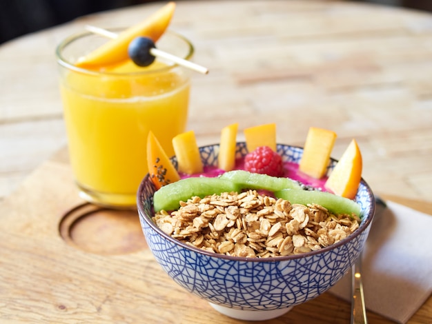 Bol de repas à l'avoine avec fruits et jus d'orange