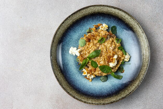 Un bol de risotto avec une feuille verte sur le dessus