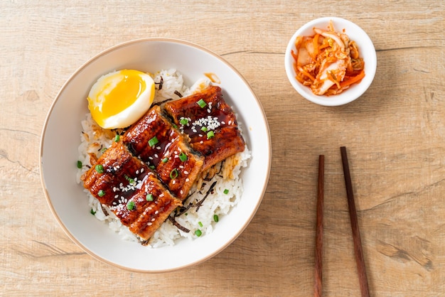 bol de riz à l'anguille ou bol de riz unagi - style de cuisine japonaise