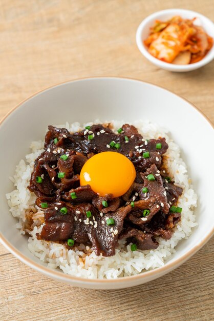 Bol de riz au porc aromatisé au soja ou Donburi au porc japonais - Style de cuisine asiatique