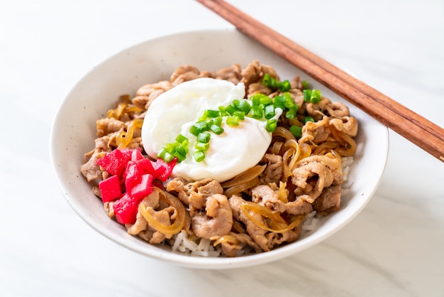 Photo bol de riz au porc avec oeuf (donburi) - cuisine japonaise