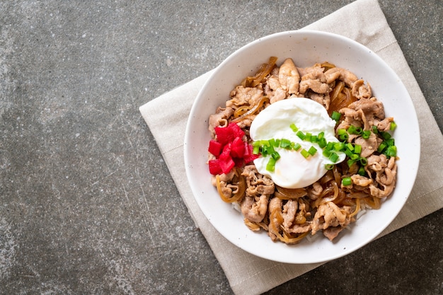 bol de riz au porc avec oeuf