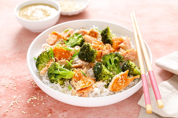 Bol de riz au saumon et au brocoli avec sauce au sésame Alimentation saine