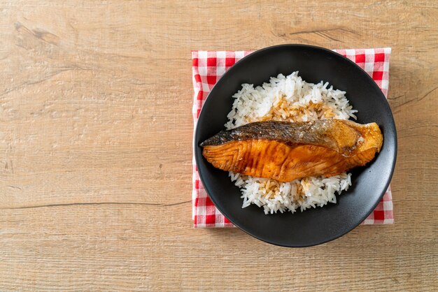 Bol de riz au saumon grillé avec sauce soja