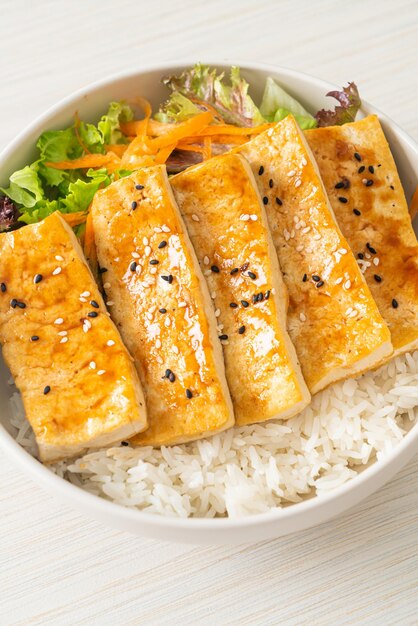 Bol de riz au tofu teriyaki style végétalien