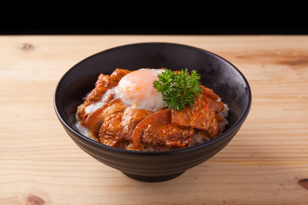 Bol de riz au ventre de porc épicé japonais avec œufs onsen