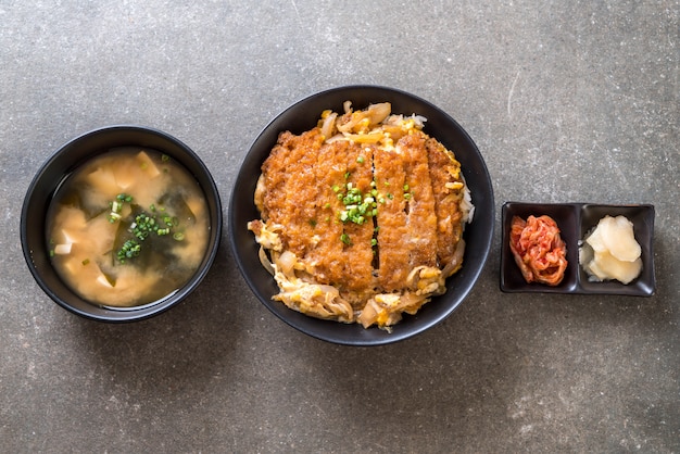 bol de riz aux côtelettes de porc frites (Katsudon)