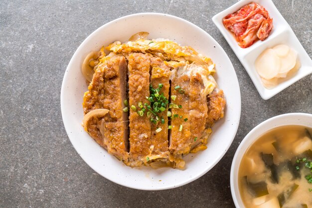 bol de riz aux côtelettes de porc frites (Katsudon)