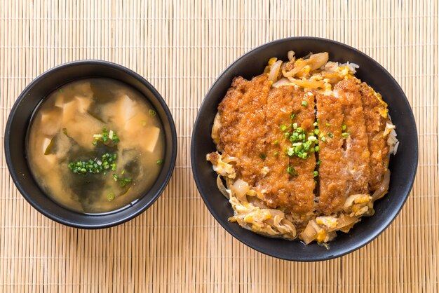 bol de riz aux côtelettes de porc frites (Katsudon)