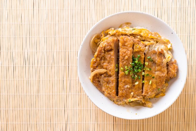 bol de riz aux côtelettes de porc frites (Katsudon)