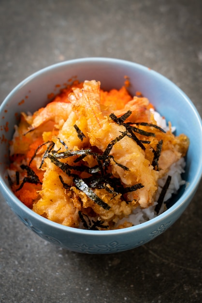 bol de riz aux crevettes tempura avec oeuf de crevettes et algues